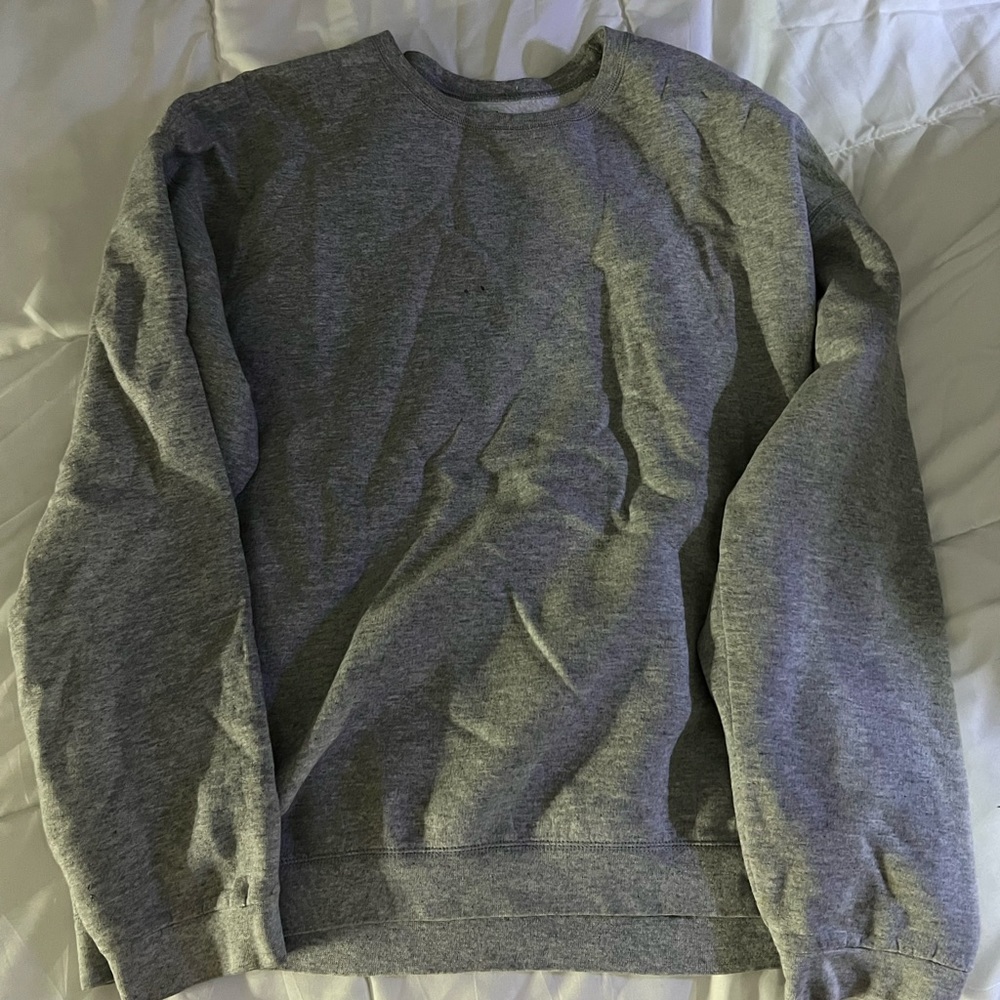 Grey sweatshirt.